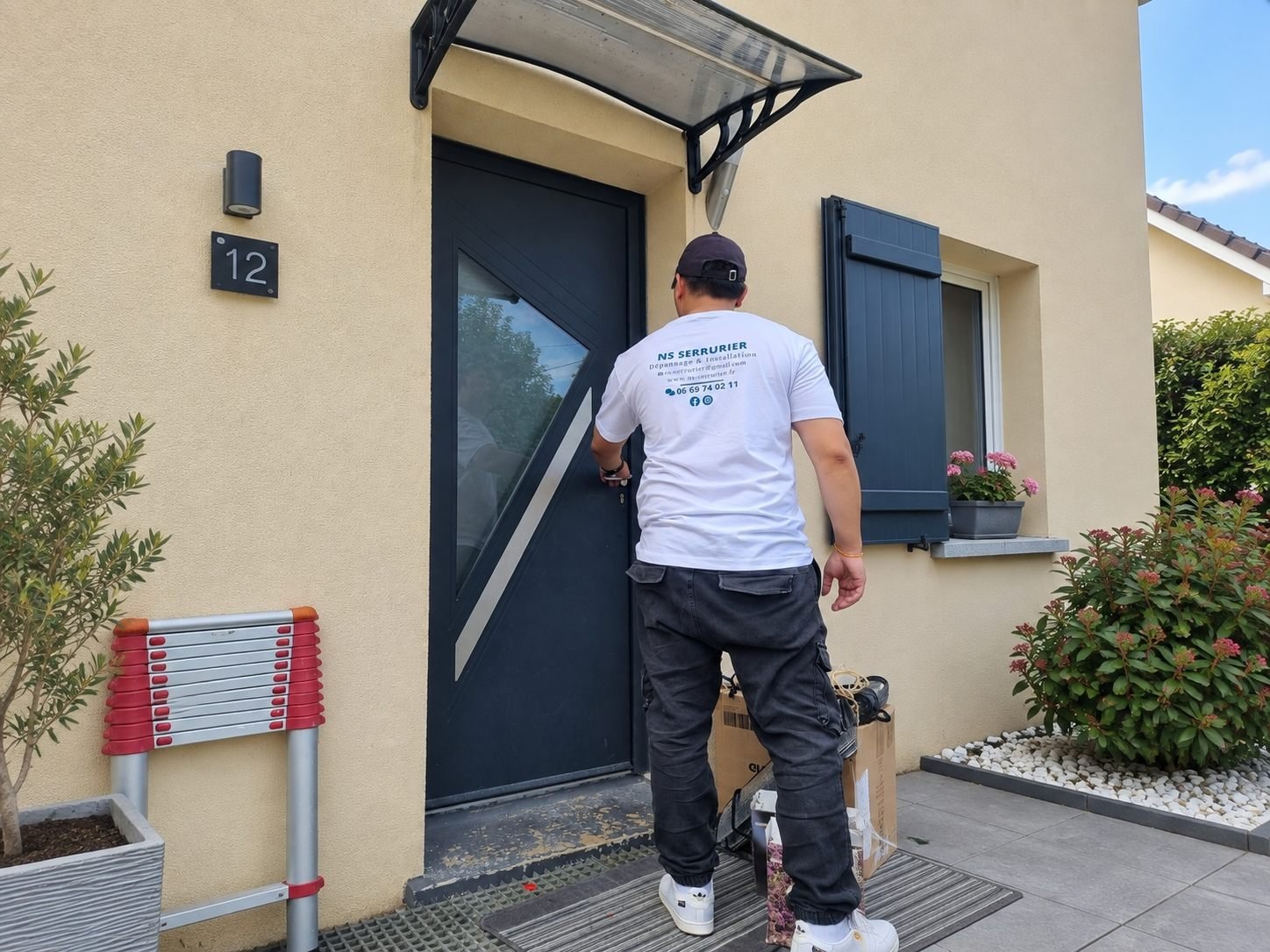 Le serrurier NS Serrurier intervient sur une porte d'entrée