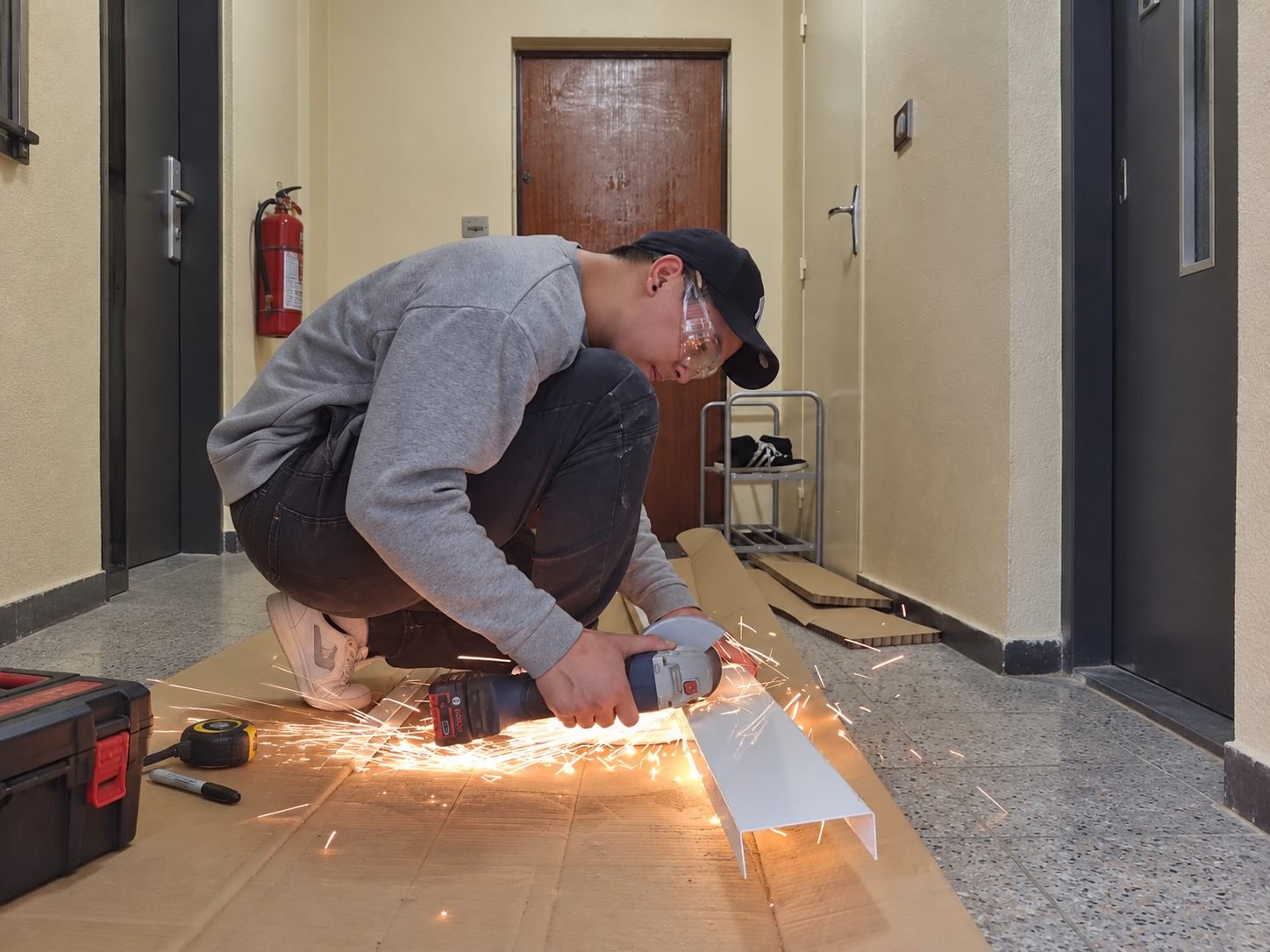 Découpe de pièce métallique sur chantier