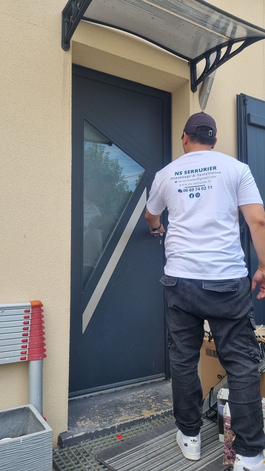 Nash, artisan serrurier, devant une porte en Seine-et-Marne
