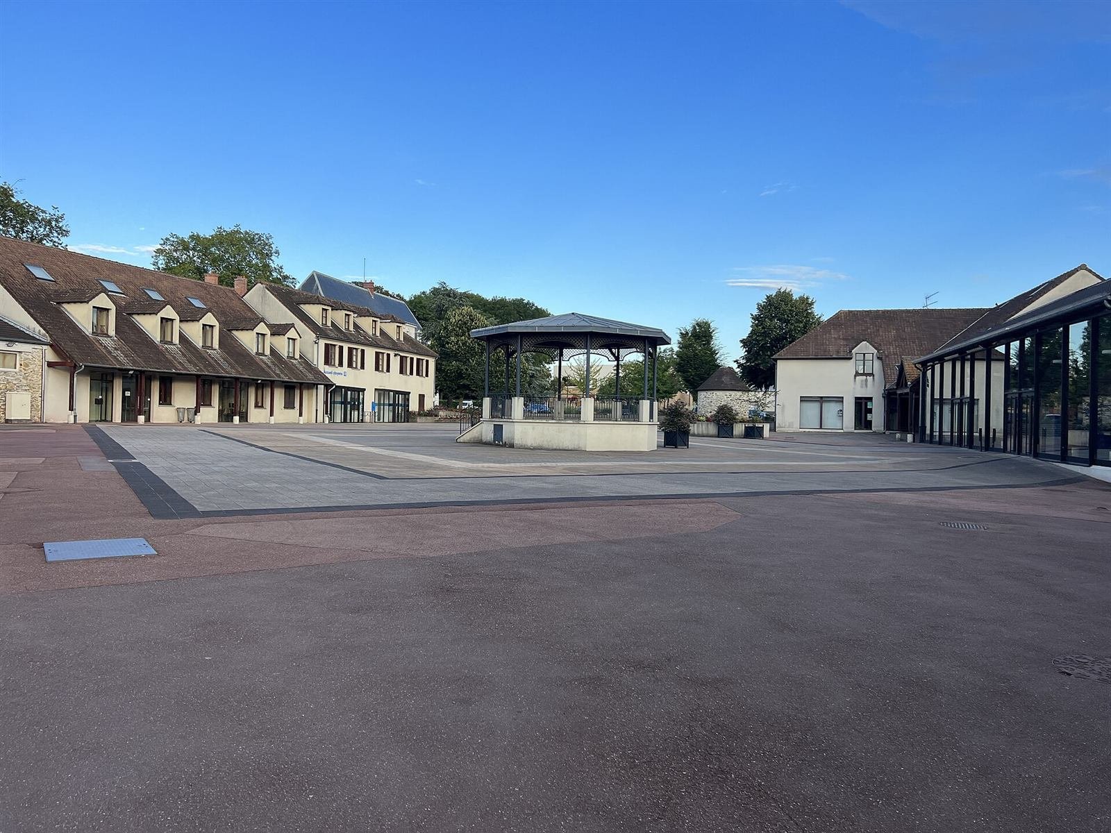 Place de l'Hôtel-de-Ville et ses immeubles à Pontault-Combault